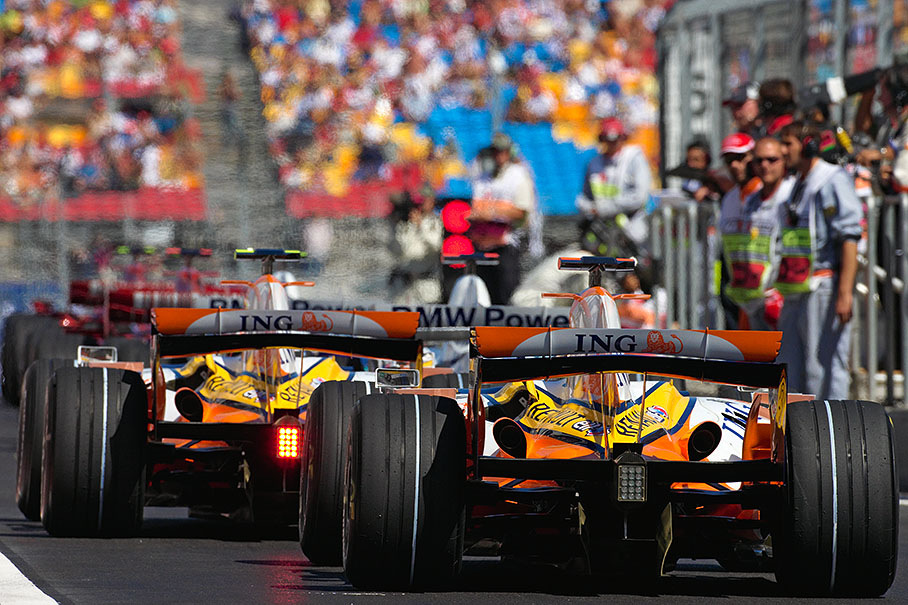 Cars line up at pit lane exit for Q3
