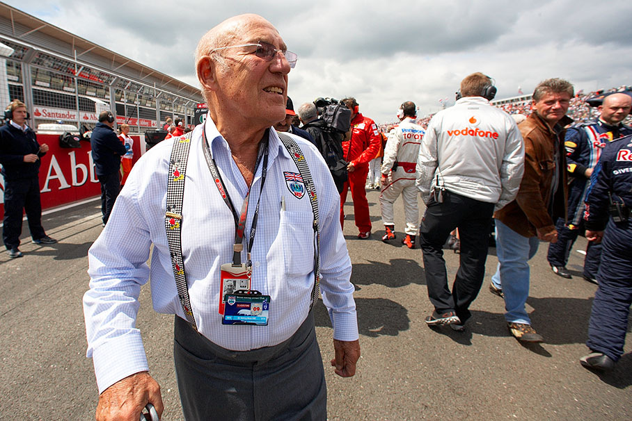 Sir Stirling Moss promenades across the grid