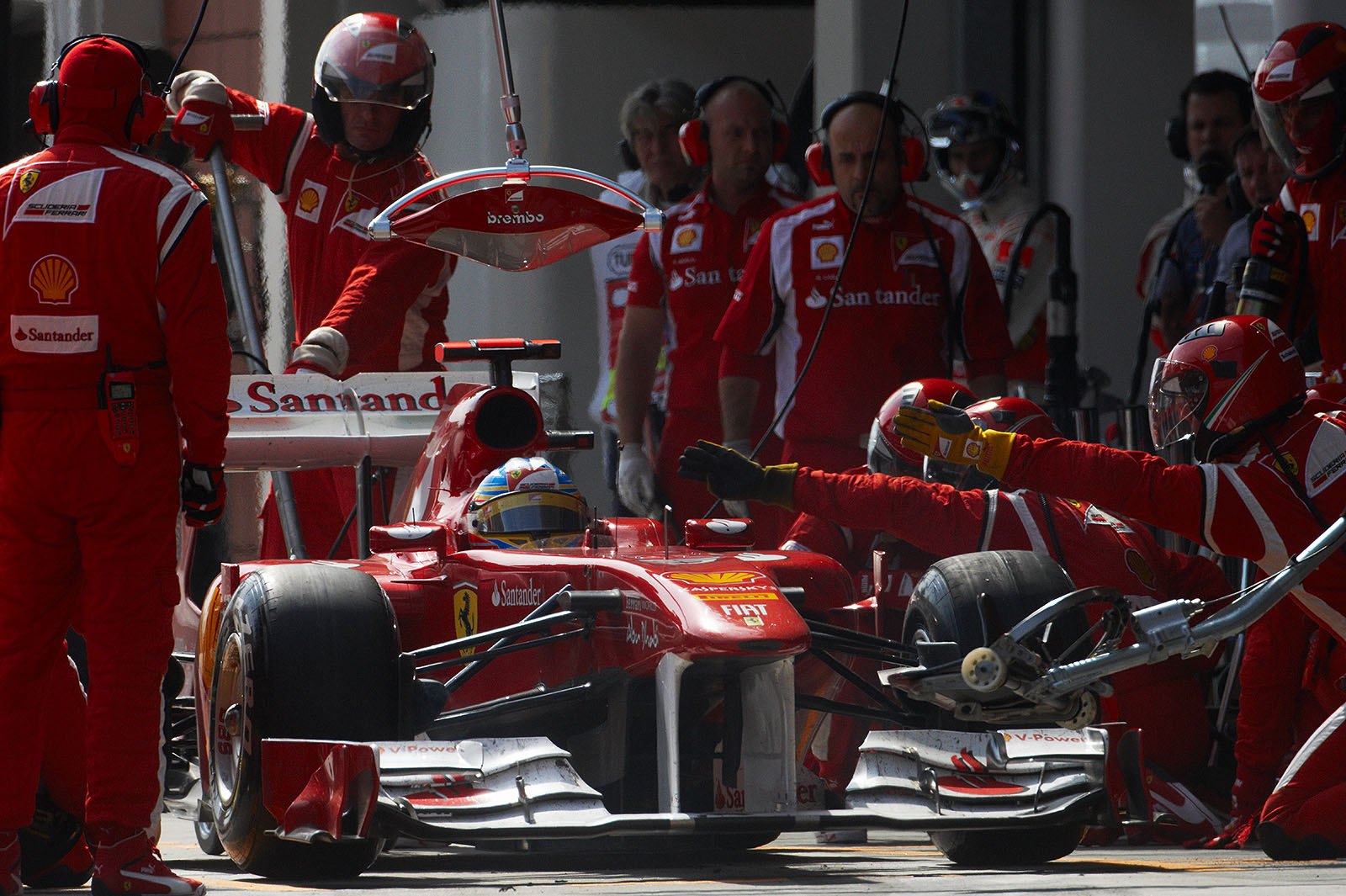 Fernando Alonso stops for the third time at Ferrari pits in lap 36