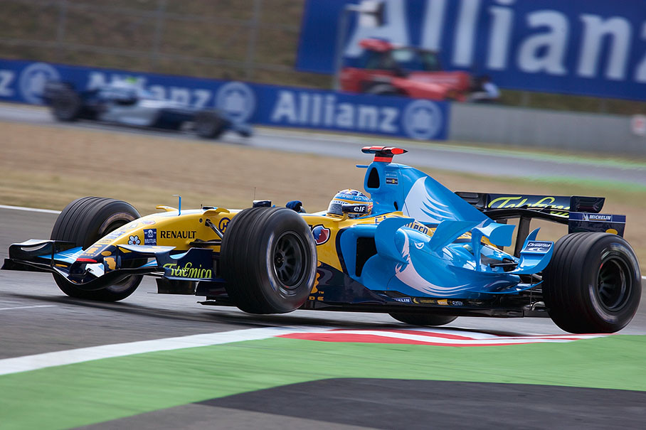 Fernando Alonso shaving the last curb before the straight