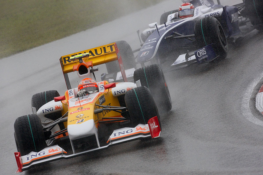 Fernando Alonso, Renault F1, in front of William's Kazuki Nakajima