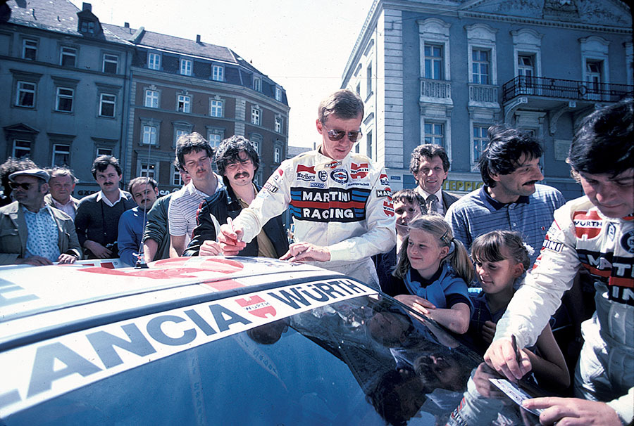 Walter Röhrl und Christian Geistdörfer geben Autogramme auf dem Würth Lancia Rally 037, Regensburg 1983