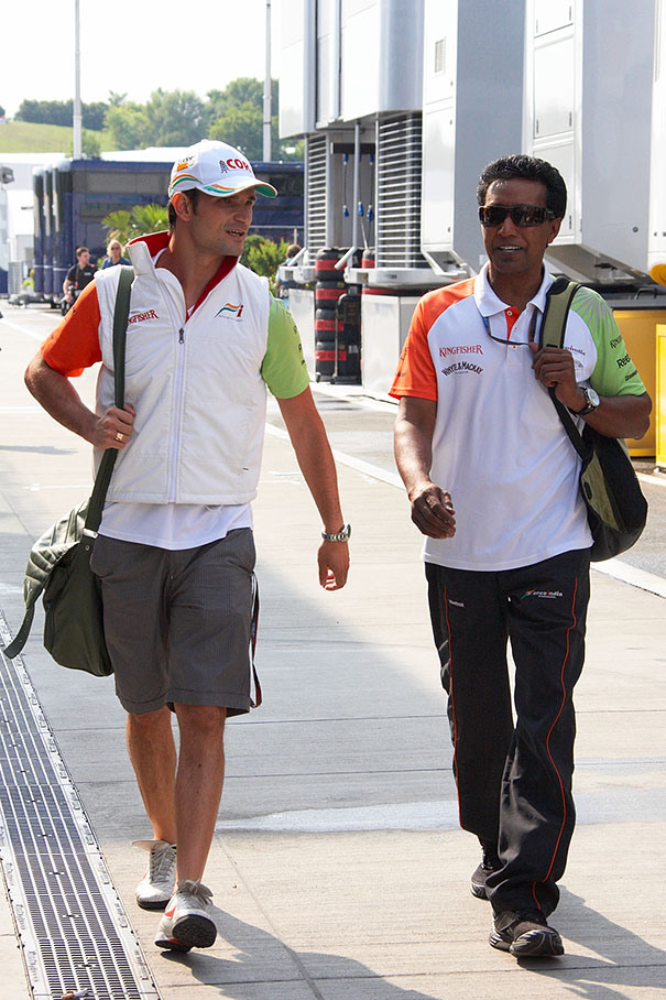 Vitantonio Luizzi arrives in the paddock with physiotherapist Balbir Singh, his face is well known to Schumacher fans