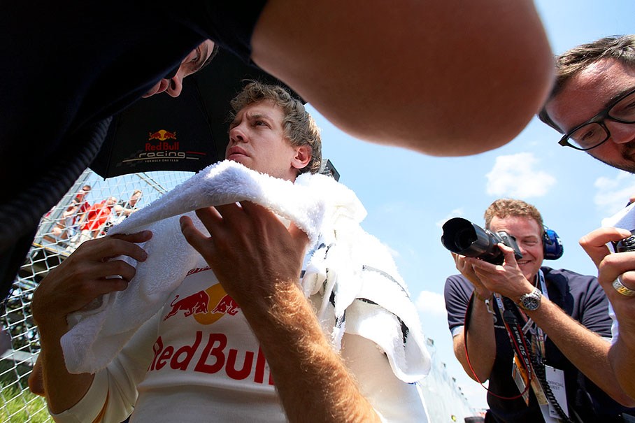 Sebastian Vettel and race engineer Rocquelin discuss besides the grid before the race