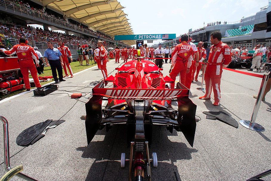 Kimi Raikkonen's car without wheels at its grid position