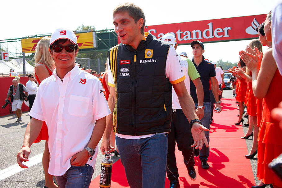 Kobayashi and Petrov an the way to drivers parade