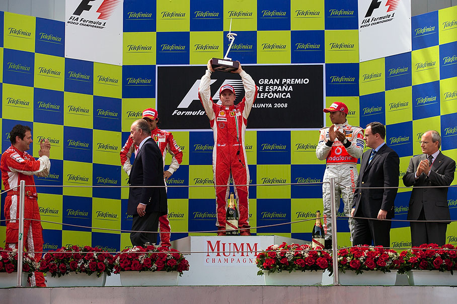 Kimi Raikkonen presents his trophy