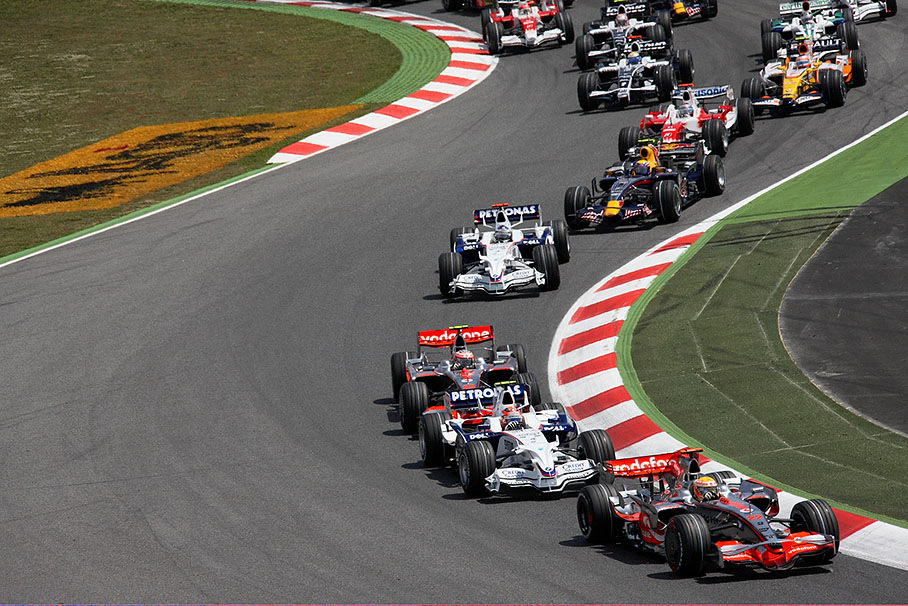 Hamilton leads the queue of followers, Kubica squeezed between the two McLarens