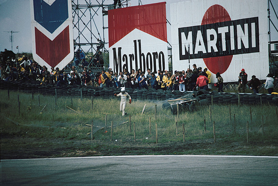 Patrese crashes in the Tarzan-corner