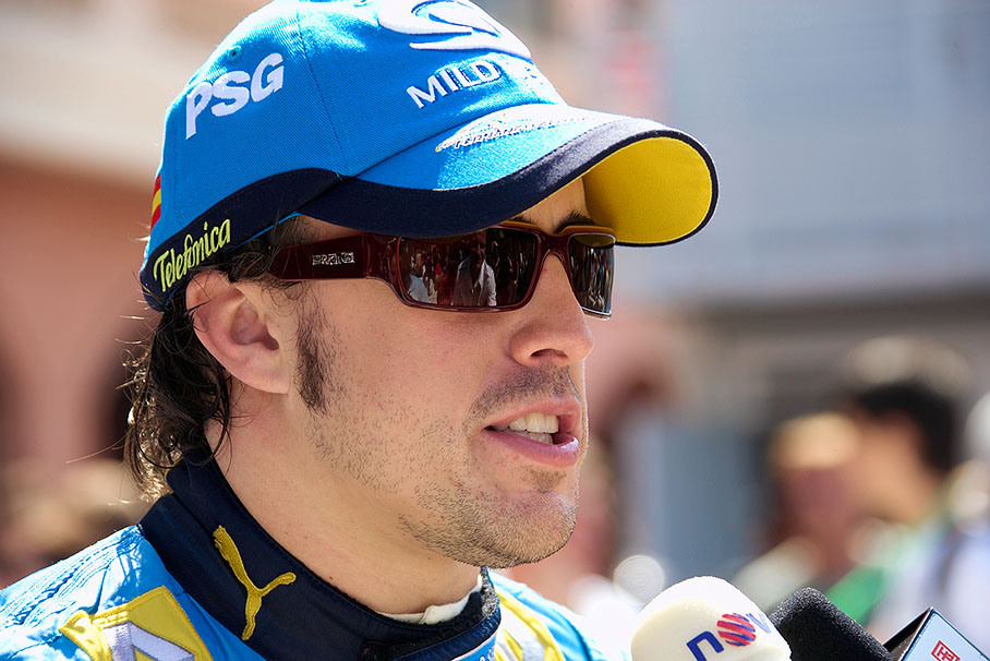 Fernando Alsonso giving last wise words to press befor the race