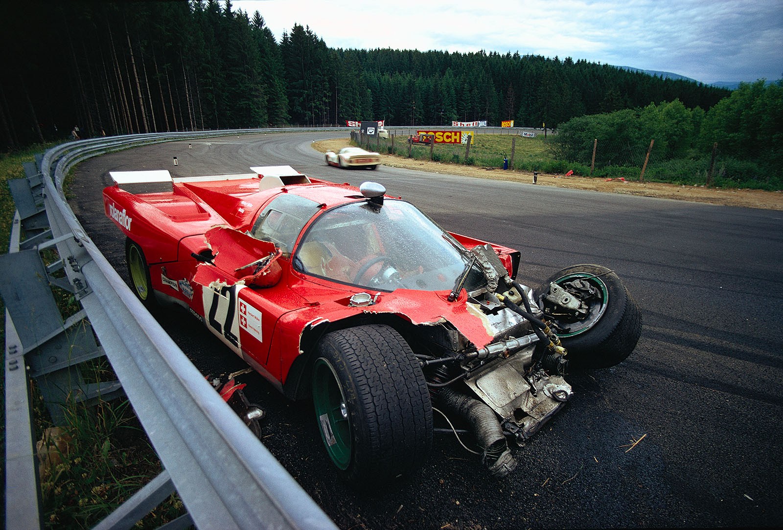 Herbert Muller (CH) leaves his damaged Ferrari 512M #1044 on the track after 17 laps only