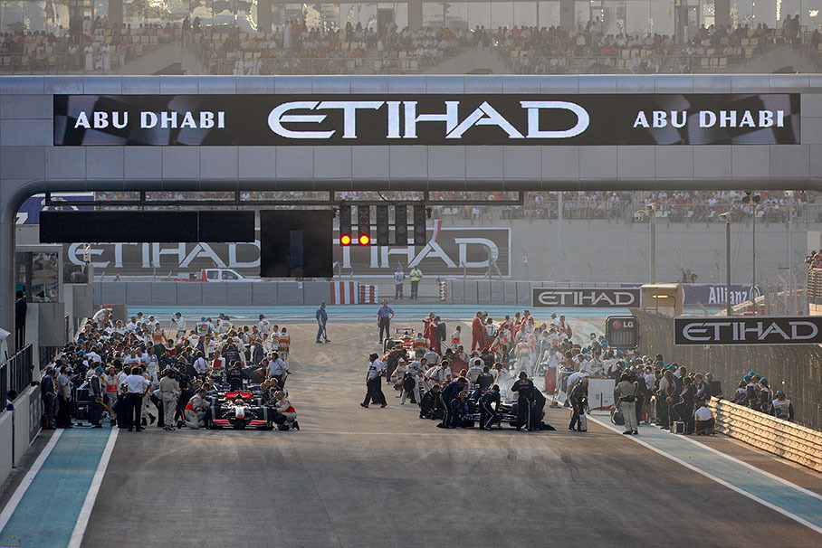 A busy grid before the start