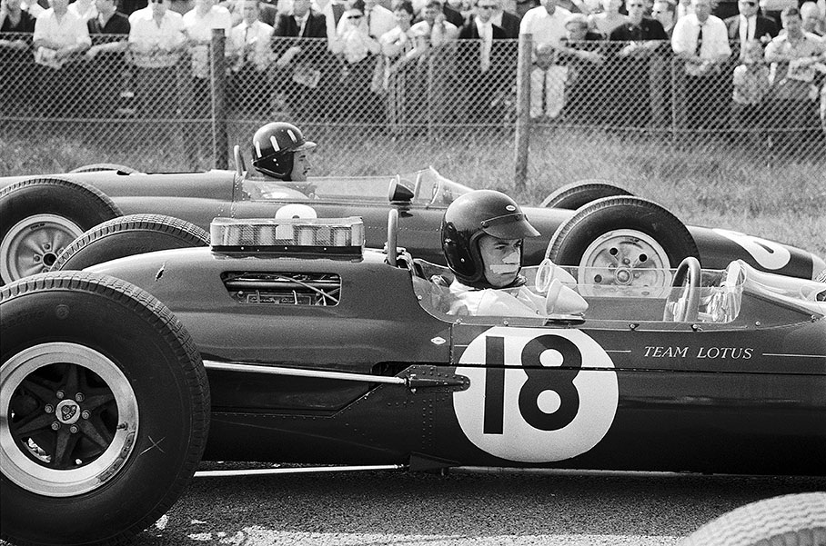 Preparations for the start to the Dutch Grand Prix in Zandvoort 1964, Jim Clark besides Graham Hill.