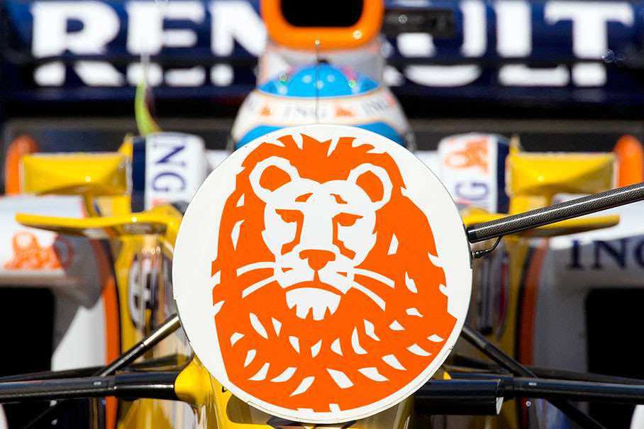 The ING lion on the lollipop hides Alonso