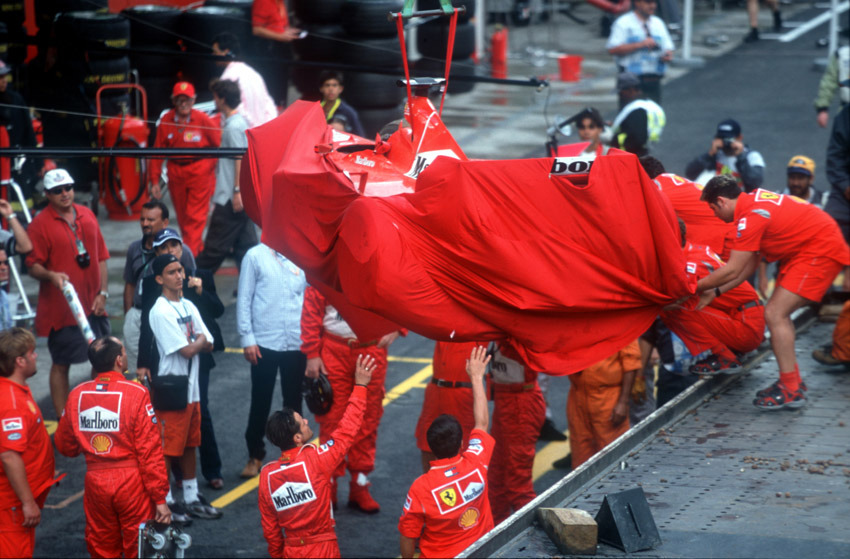 Unloading the Ferrari wreck of Rubens Barrichello