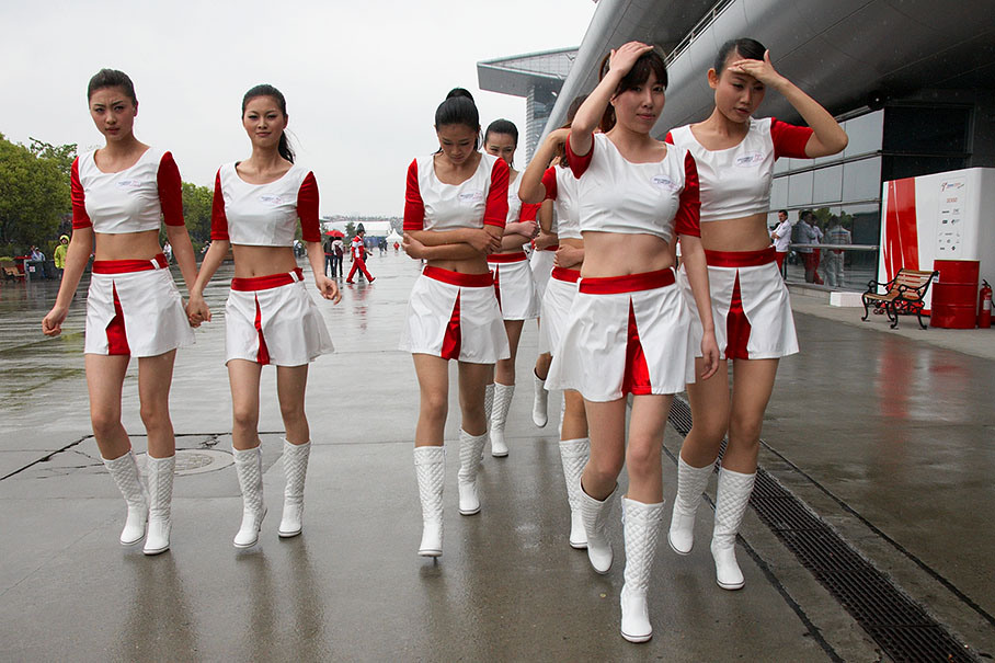 Chinese dancers rush to the on-track parade