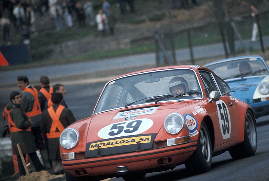 Bernard Cheneviere (CH) and Claude Haldi (CH) on Porsche 911 S gain victory in the GT+2.0 group (16th overall), here in front of Jacques Rey's (CH) and Edgar Berney's (CH) Porsche 911 S