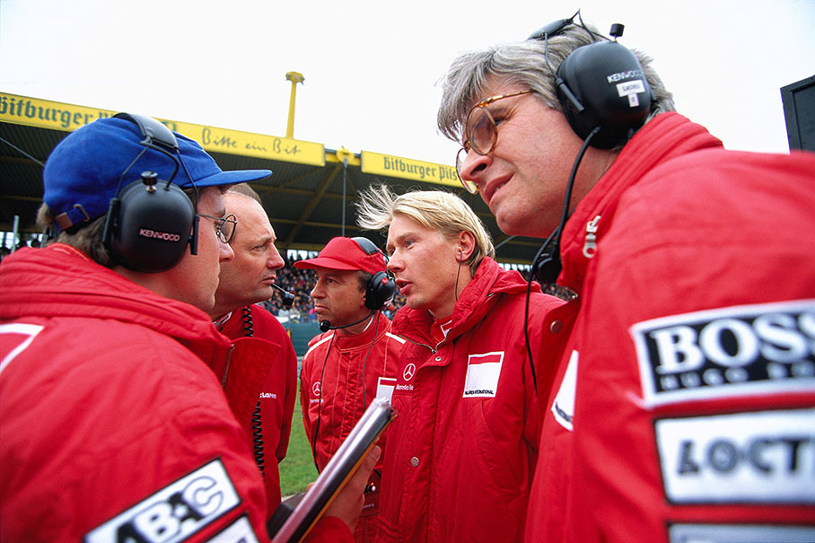 Mika Hakkinen with team boss Ron Dennis, team manager Jo Ramirez, Steve Nichols (right) and Mika's race engineer on the grid