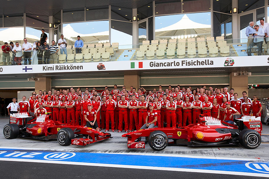 Annual Ferrari group photo session with all team members, Raikkonen and Fisichella in front, flanked by the test drivers Gene and Badoer