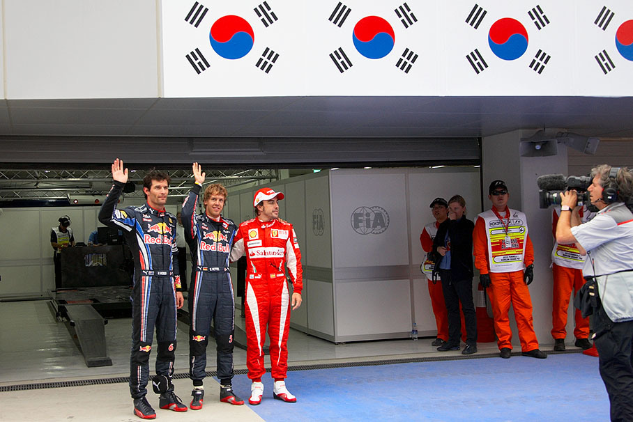 The fastest three qualifiers wave at the world's media: on the left hand second qualified Mark Webber, his Red Bull team mate Sebastian Vettel as polesetter in the middle and Ferrari's Alonso as third on the grid