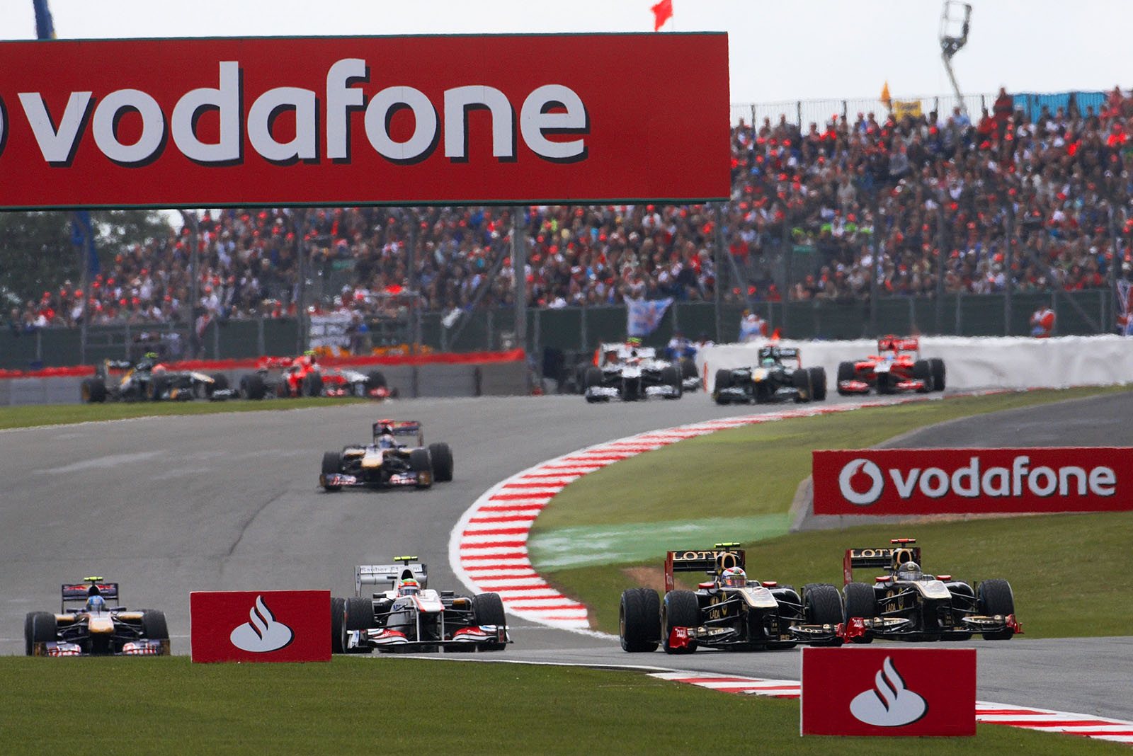 Vitaly Petrov, Lotus Renault GP, in front of team mate Heidfeld