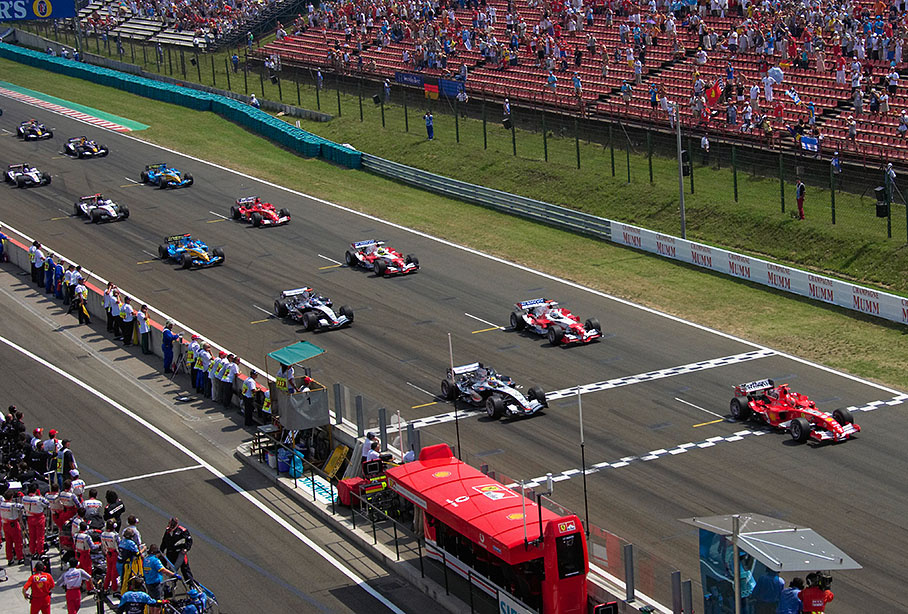 Start to the Hungarian Grand Prix: Michael Schumacher of Ferrari starting from pole, in 2nd position Juan Pablo Montoya of McLaren-Mercedes, 3rd Jarno Trulli of Toyota