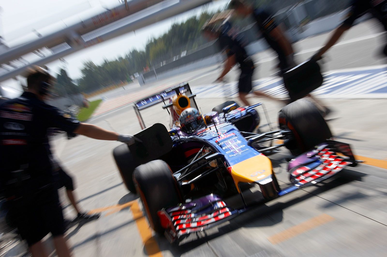 Sebastian Vettel, Red Bull-Renault, back to the pits