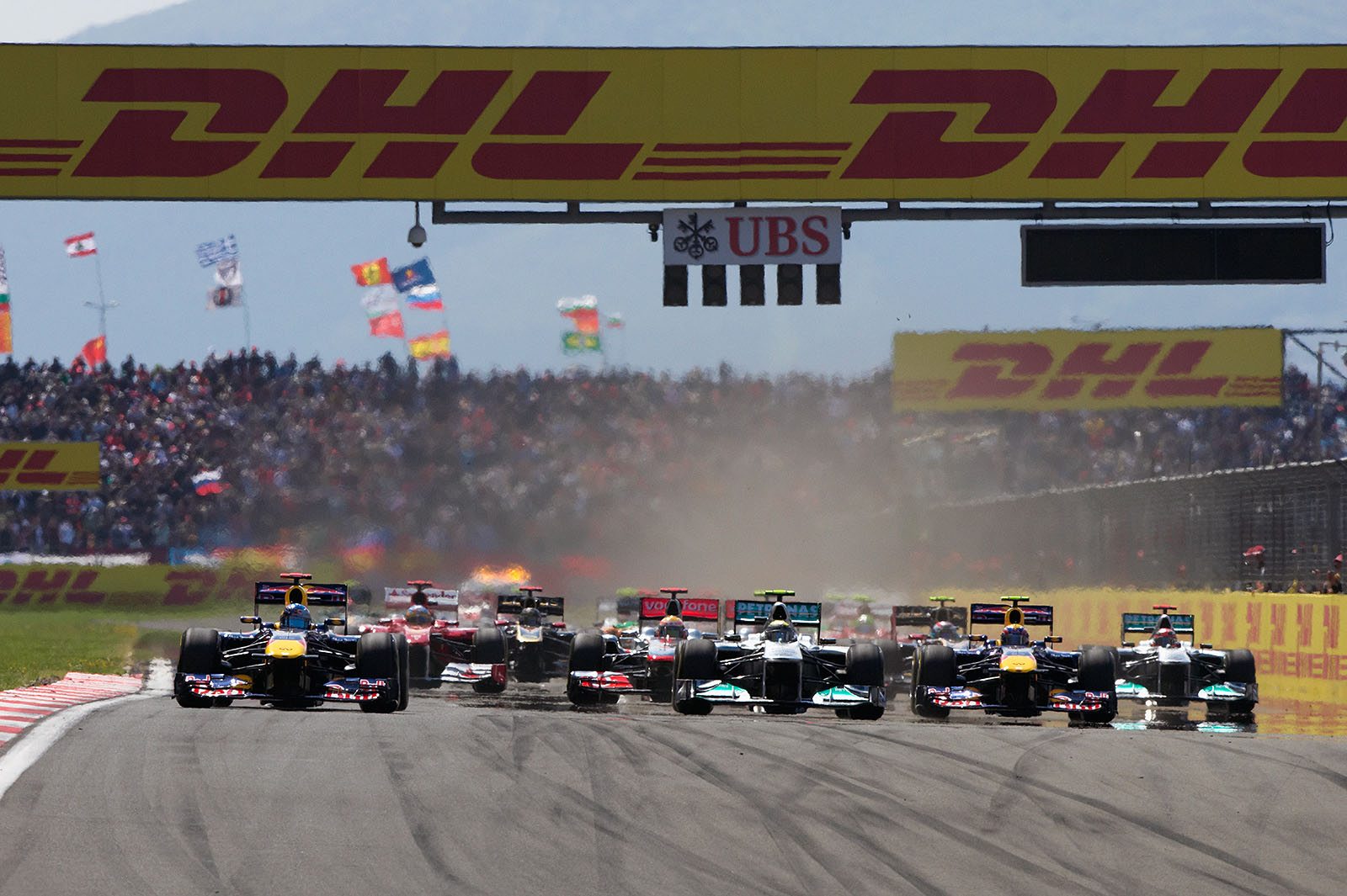 After the start of the Turkish GP 2011, Nico Rosberg jumps between the two Red Bulls