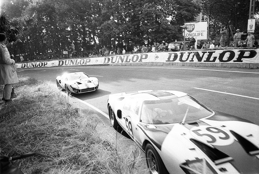 Skip Scott's (USA) and Peter Revson's (USA) Ford GT40 #1038 with the Ford GT40 #1007 of Guy Ligier (F) and Bob Grossman (USA) close behind