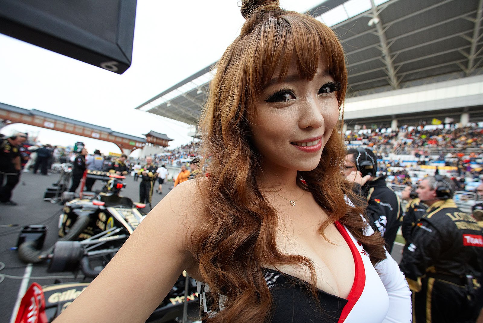 Bruno Senna's grid girl