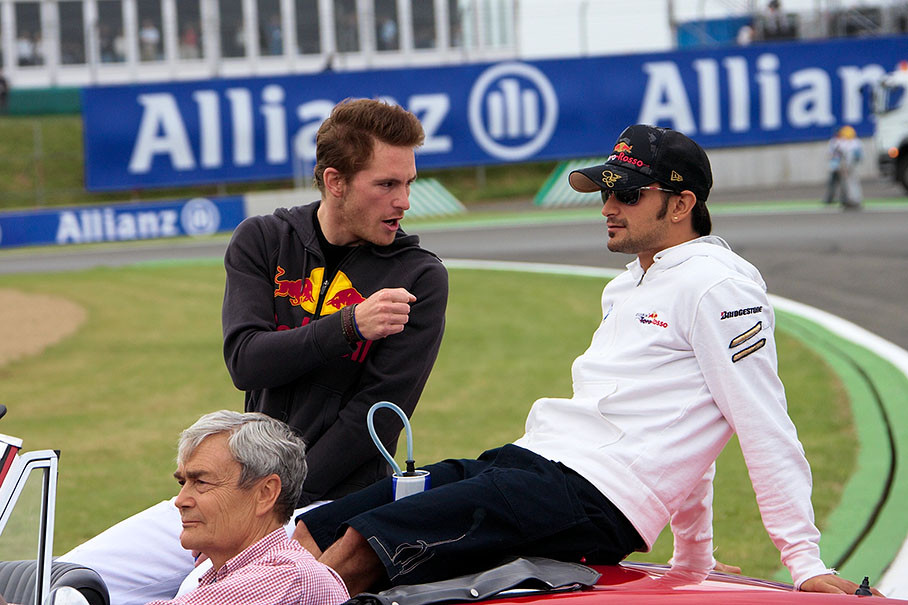 Liuzzi cool as a cucumber, slouches during a chat with Toro Rosso team mate Scott
