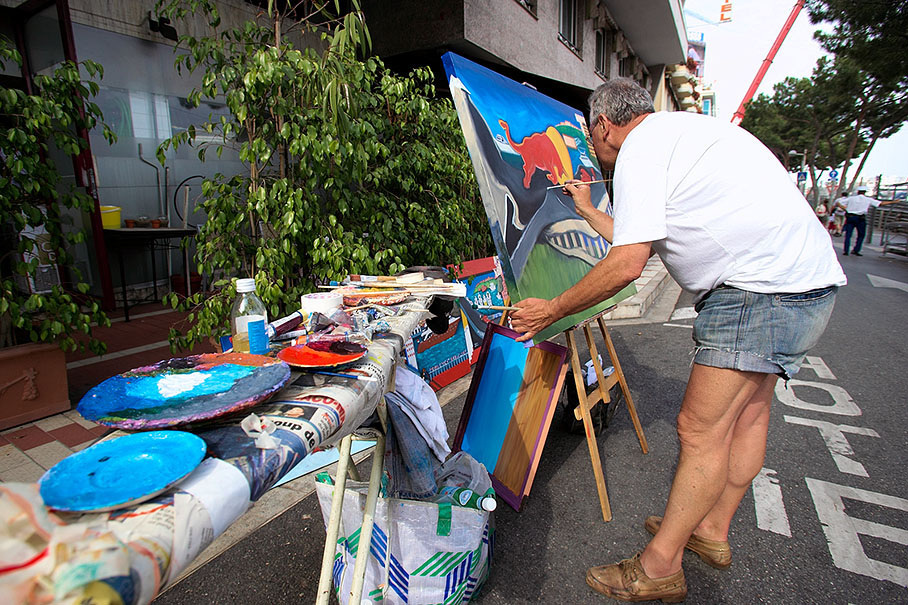 Dutch painting artist at his favorite place near the racetrack at Tabac spectator area