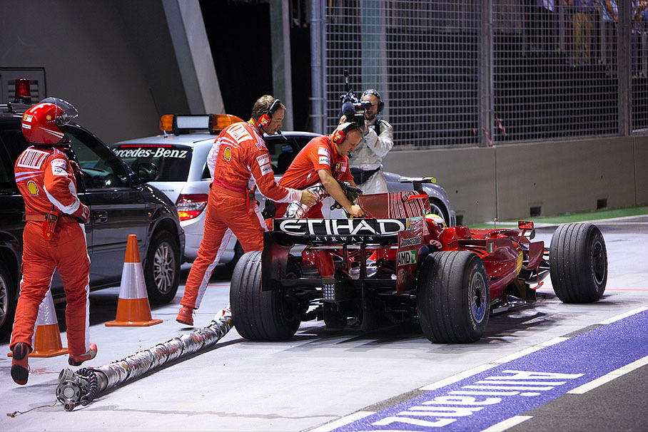 Felipe Massa (Ferrari) leaves the pits earlier than the refueling stops and carries the torn-away fuel rig down the pit lane.