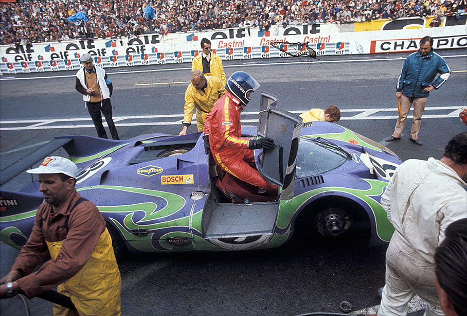 Gérard Larrousse (F) takes the seat in the second placed Porsche 917L 043, yet without heavy rain tyres
