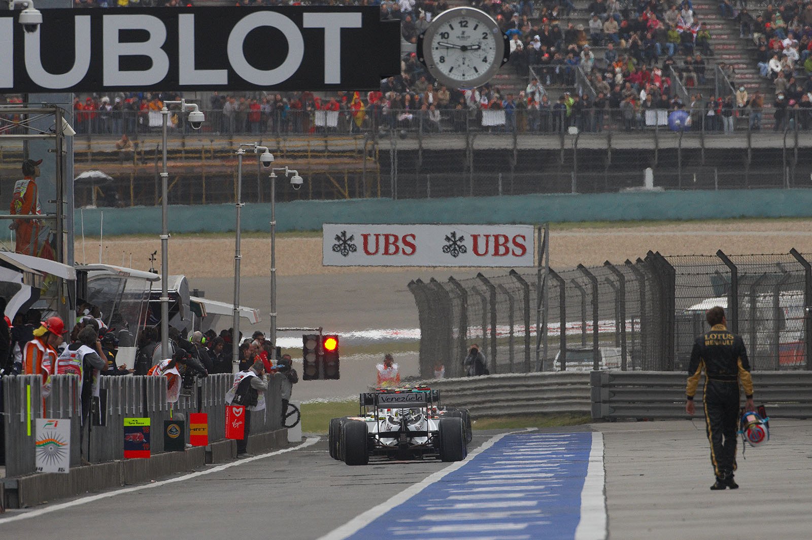 Renault's Petrov returns to pits after becoming fourth in Q2, not able to attend Q3
