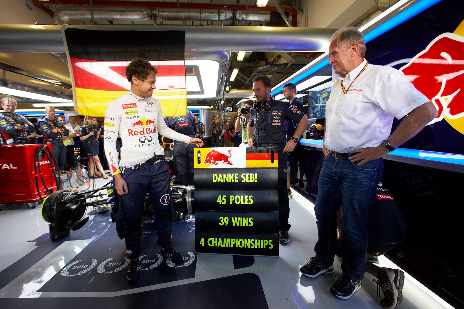 Farewell for Sebastian Vettel in the Red Bull pits, next to him Christan Horner and Helmut Marko, Abu Dhabi Grand Prix, 2014