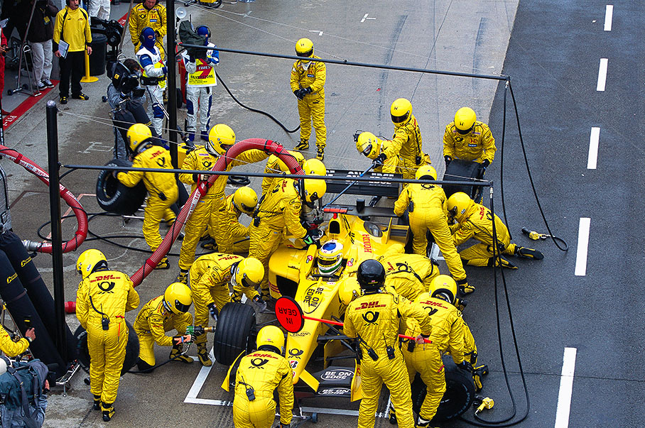 Giancarlo Fisichella, Jordan-Honda, in pits changes from intermediates to dry tyres