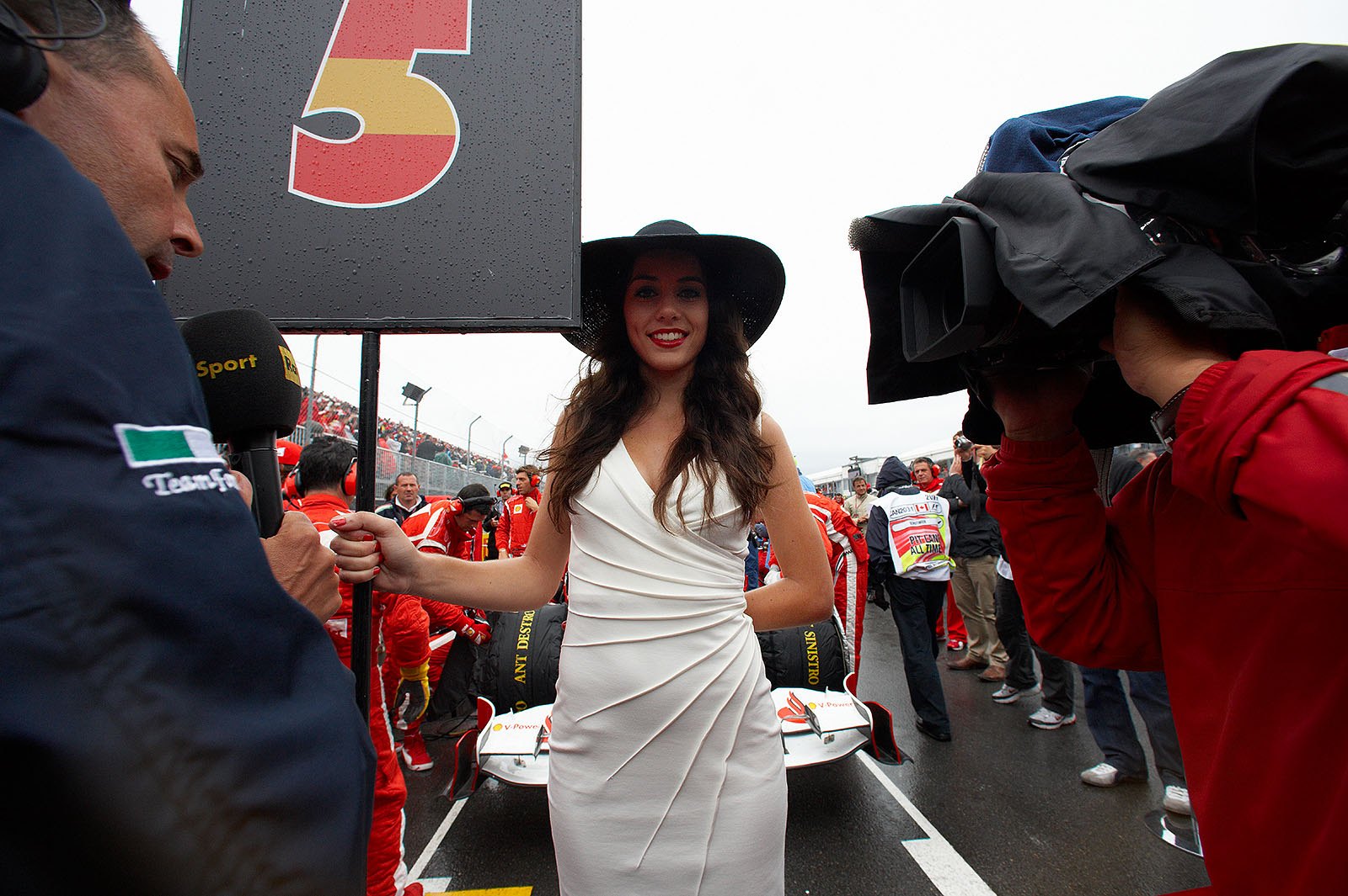 Alonso's grid girl