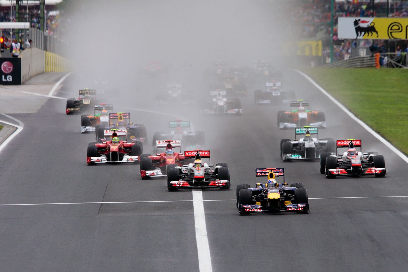 The start, Vettel leads in front of Hamilton and Button