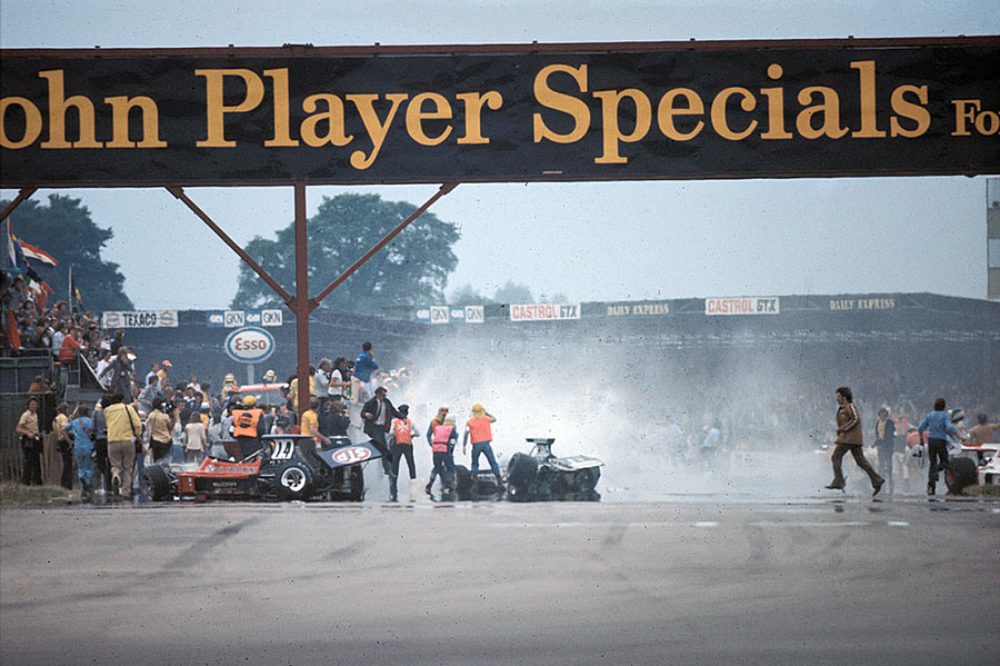 After one lap, Roger Williamson on March-Cosworth 731 hits the pitwall