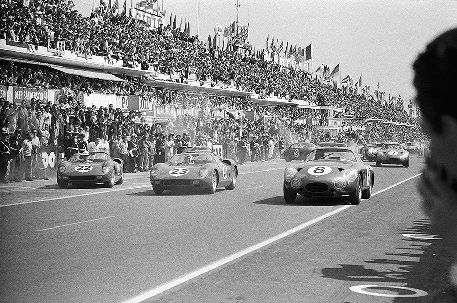 Mike Parkes (Ferrari No. 22), John Surtees (Ferrari No. 23) and Bruce McLaren (Aston Martin No. 8) at the start for the Le Mans 24h