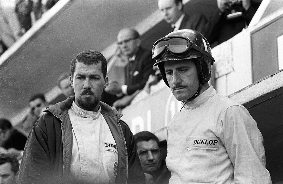 Jo Bonnier (S) and Graham Hill (GB) on pitwall
