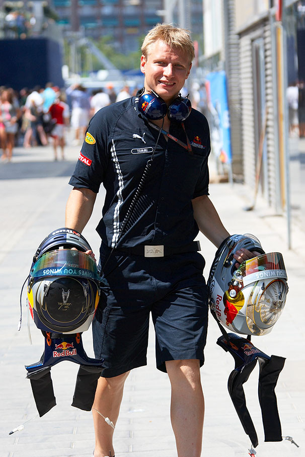 Sebastian Vettel's physio Tommi keeps himself fit with helmet lifting