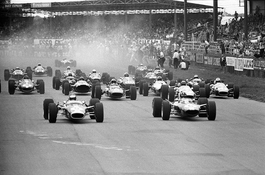 The start of the British Grand Prix 1967 in Silverstone, Jim Clark alongside Graham Hill, both on Lotus-Cosworth 49