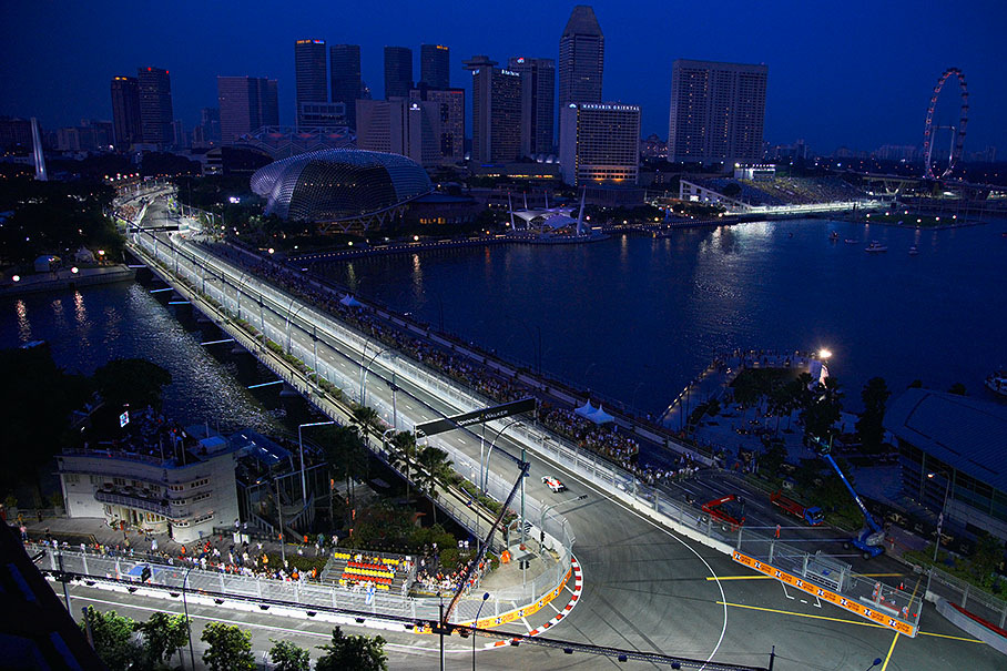 A panoramic view at the Singapore skyline and the Esplanade drive hairpain - many thanks to The Fullerton Hotel manager Sharad Rattan for giving us the kind permission and opportunity to take these beautiful photographs.