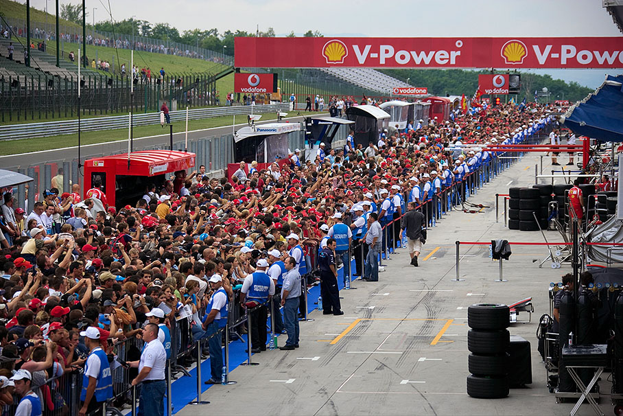 Crowds in the pitlane appreciating the public pitwalk on Thursday afternoon