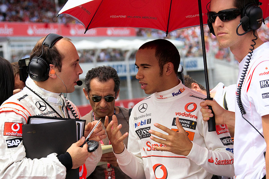 Whilst journalist Lionel Froissard listens carefully, Hamilton discusses the car setup with McLaren race engineer Phil Prew