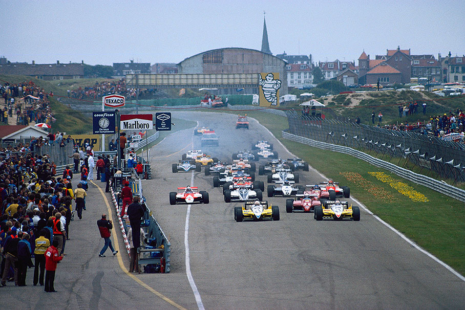 Alain Prost in the Renault (red No 15) takes the lead from team-mate and polesetter Rene Arnoux, in 3rd position Pironi's Ferrari, followed by Tambay in the 2nd Ferrari, Lauda's McLaren (No 8) and Piquet's Brabham (No 1)