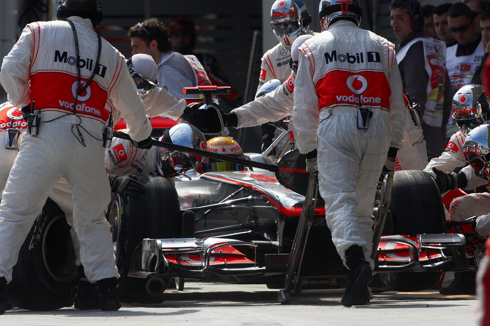Fourth stop in lap 46, Lewis Hamilton at McLaren pits