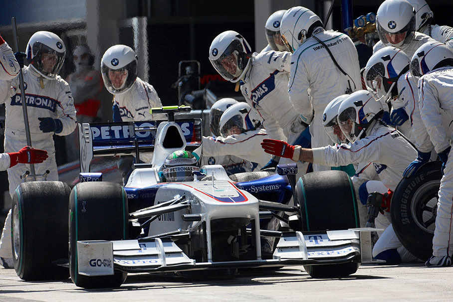 Nick Heidfeld leaves the BMW Sauber pits after a fast service during the Turkish GP